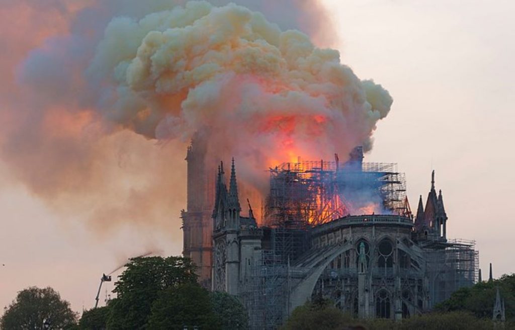 Wikimedia.org/Notre-Dame en feu, 20h06.jpg
