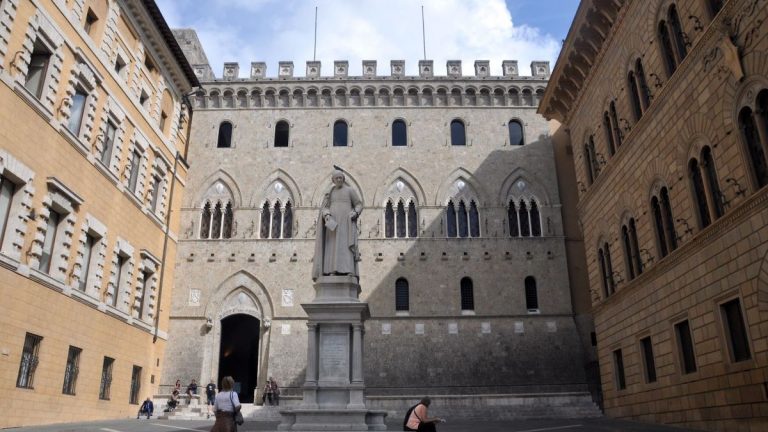 https://upload.wikimedia.org/wikipedia/commons/5/56/Siena%2C_Piazza_Salimbeni_%28Bank_Monte_dei_Paschi_di_Siena%29_%2838588876202%29.jpg