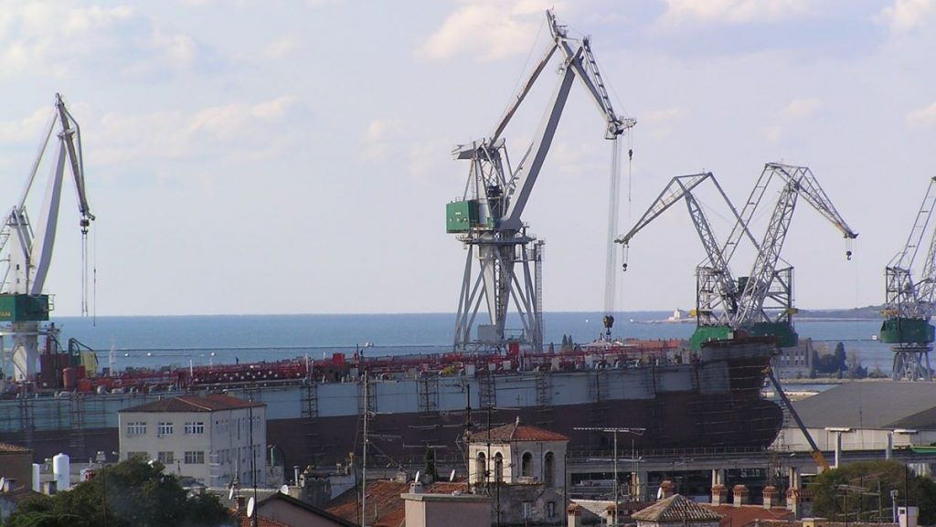 https://upload.wikimedia.org/wikipedia/commons/d/d1/Uljanik_shipyard_Pula_panorama.JPG