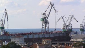 https://upload.wikimedia.org/wikipedia/commons/d/d1/Uljanik_shipyard_Pula_panorama.JPG