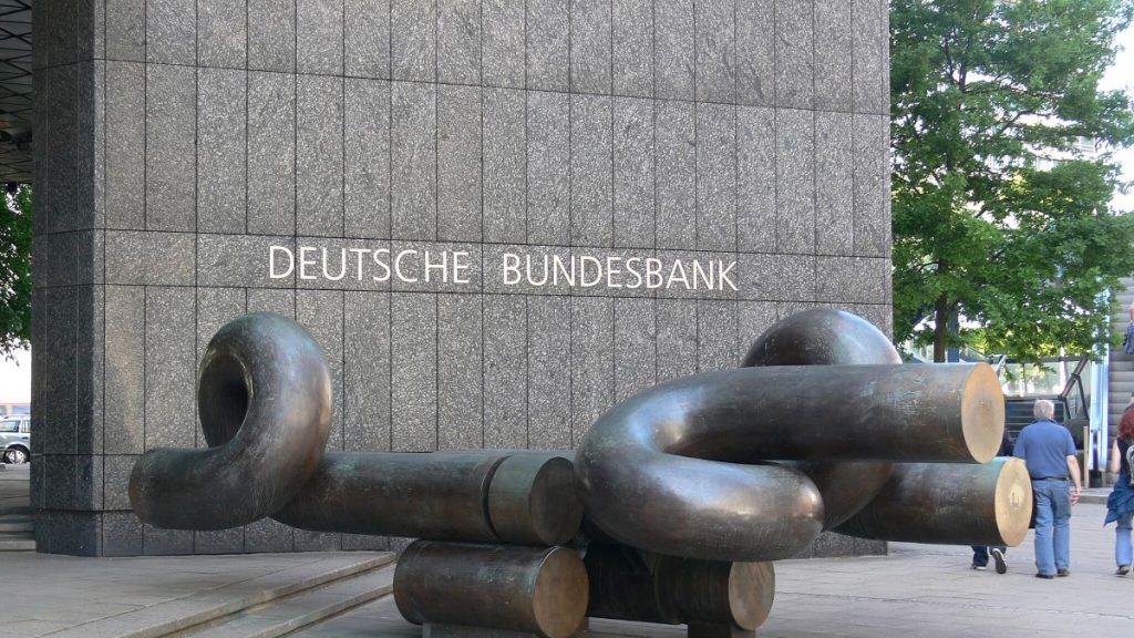 https://upload.wikimedia.org/wikipedia/commons/thumb/2/27/Hamburg_Bundesbank_Skulptur.jpg/2048px-Hamburg_Bundesbank_Skulptur.jpg