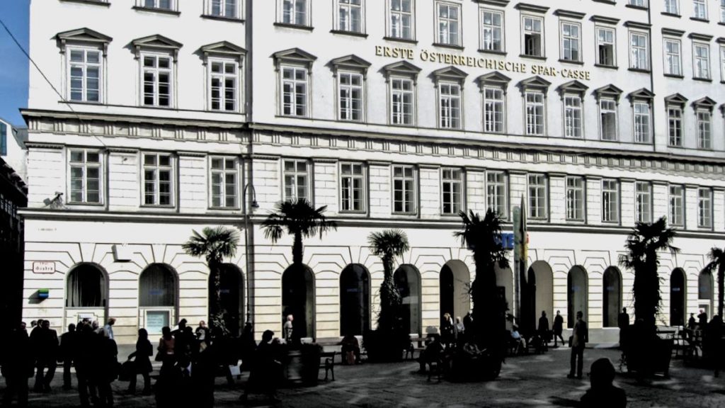 https://upload.wikimedia.org/wikipedia/commons/8/8d/Erste_Bank_Graben_Vienna_2008.jpg