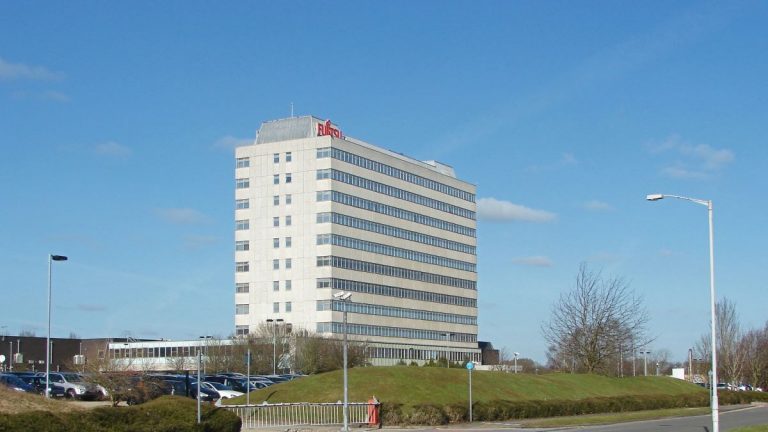 https://upload.wikimedia.org/wikipedia/commons/0/01/The_Fujitsu_building%2C_Bracknell_-_geograph.org.uk_-_4357697.jpg