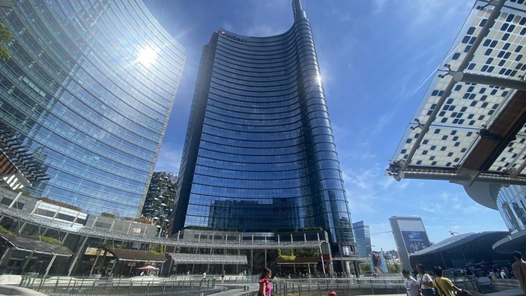 https://upload.wikimedia.org/wikipedia/commons/thumb/9/99/UniCredit_tower_Milan.jpg/2048px-UniCredit_tower_Milan.jpg