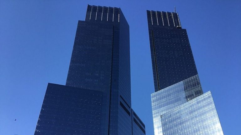 https://upload.wikimedia.org/wikipedia/commons/thumb/a/af/Deutsche_Bank_Center_004.jpg/1024px-Deutsche_Bank_Center_004.jpg