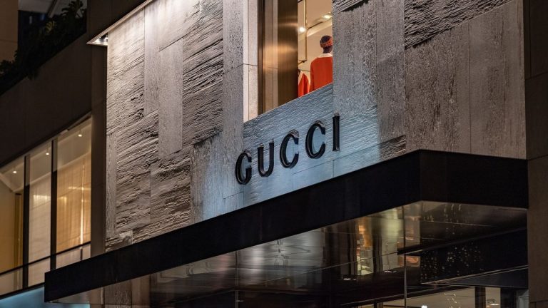 https://upload.wikimedia.org/wikipedia/commons/thumb/5/56/Gucci_Store_at_Luxury_Row%2C_Waikiki%2C_Hawaii.jpg/2048px-Gucci_Store_at_Luxury_Row%2C_Waikiki%2C_Hawaii.jpg