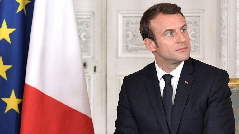 https://upload.wikimedia.org/wikipedia/commons/thumb/e/ea/Emmanuel_Macron_%282017-05-29%2C_cropped%29.jpg/1024px-Emmanuel_Macron_%282017-05-29%2C_cropped%29.jpg