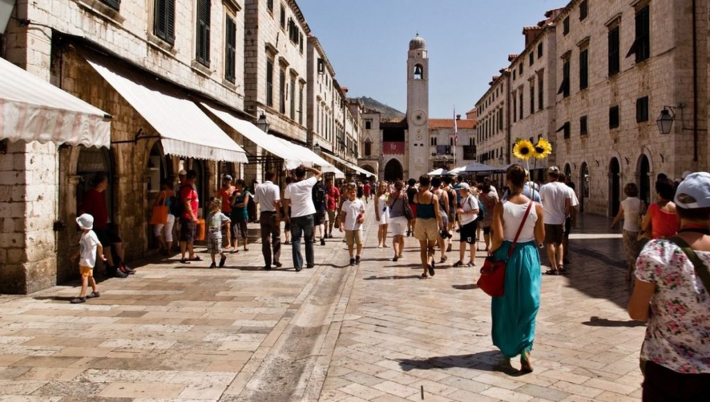 Turisti u Dubrovniku, ilustracija