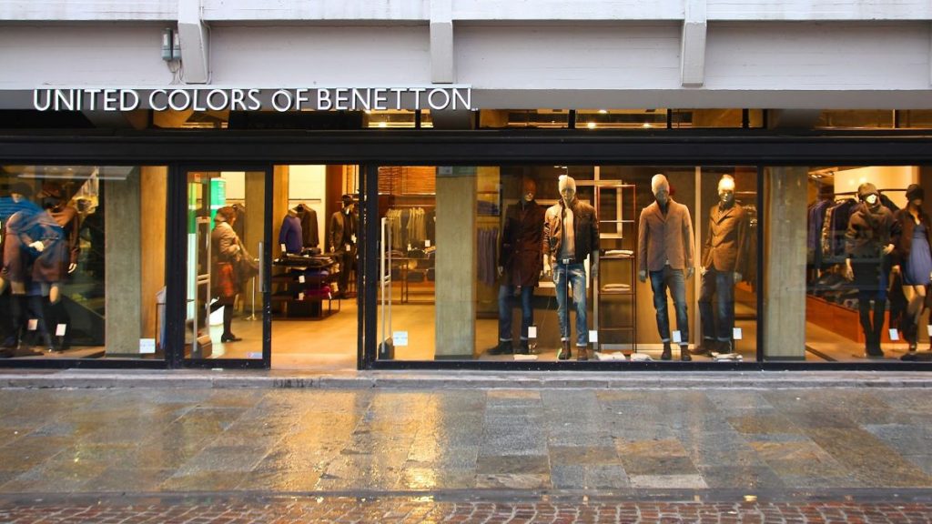 https://commons.wikimedia.org/wiki/File:04_United_Colors_of_Benetton_shop,_Parma,_Italy_-_%E3%83%99%E3%83%8D%E3%83%88%E3%83%B3.jpg