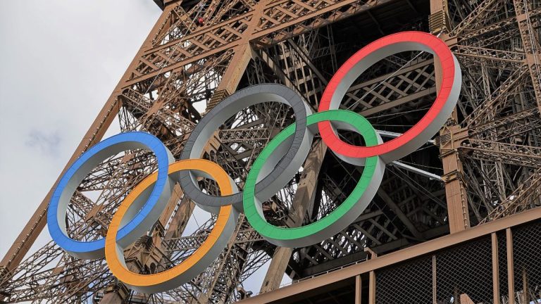 https://commons.wikimedia.org/wiki/File:Olympic_rings_on_the_Eiffel_Tower_2024_(10).jpg