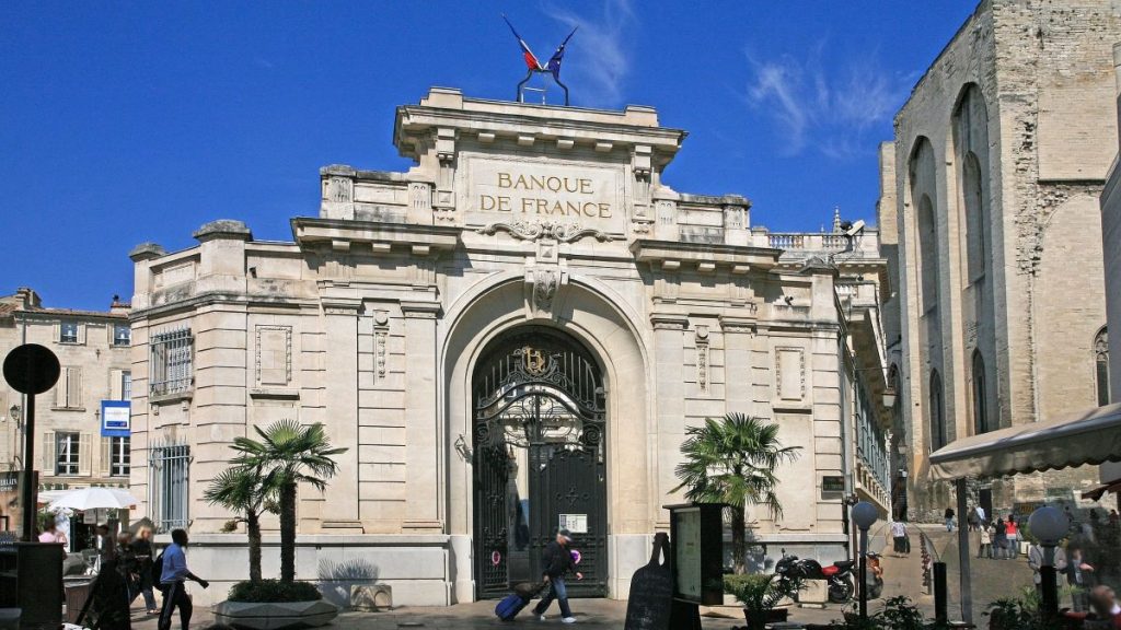 https://commons.wikimedia.org/wiki/File:Banque_de_France,_Place_de_l%27Horloge_par_JM_Rosier.JPG
