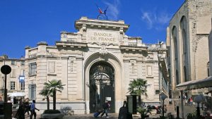 https://commons.wikimedia.org/wiki/File:Banque_de_France,_Place_de_l%27Horloge_par_JM_Rosier.JPG