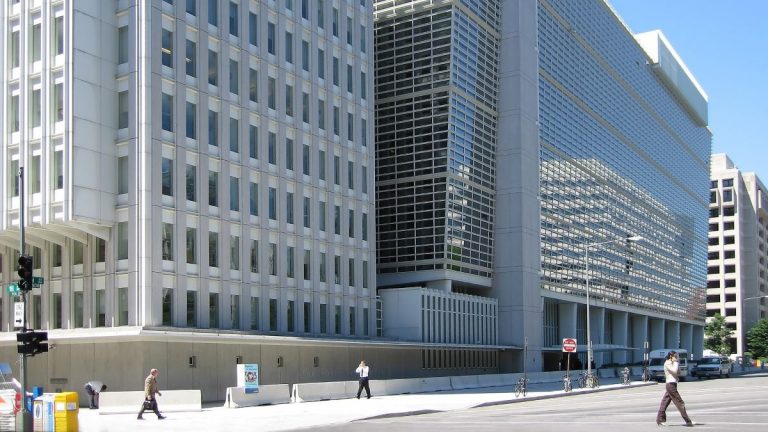 https://commons.wikimedia.org/wiki/File:World_Bank_building_at_Washington.jpg