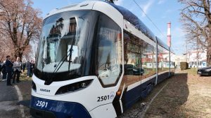 Gradu Osijeku isporučen prvi, novi niskopodni Končarev tramvaj