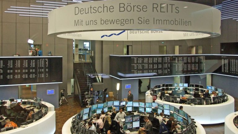https://commons.wikimedia.org/wiki/File:Deutsche-boerse-parkett-ffm001.jpg