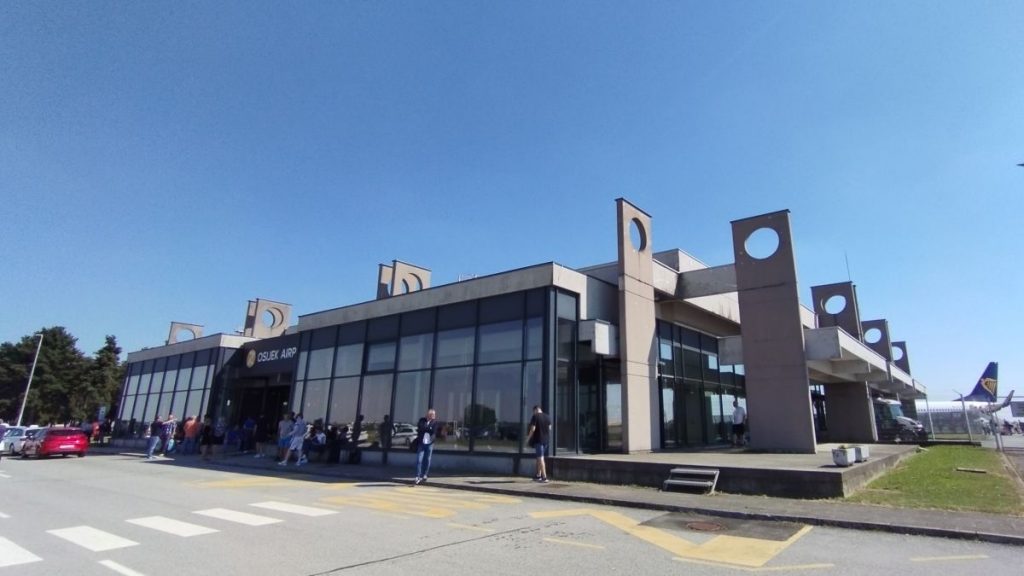 https://hr.wikipedia.org/wiki/Zra%C4%8Dna_luka_Osijek#/media/Datoteka:Aerodrom_u_Osijeku_-_Osijek_Airport.jpg