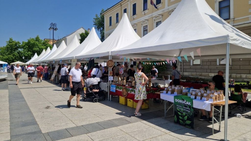 https://www.slavonski-brod.hr/vijesti/15786-brodski-korzo-ozivio-uz-mirise-boje-i-zanate-3-obrtnickog-sajma#gallerycef41bd58f-1