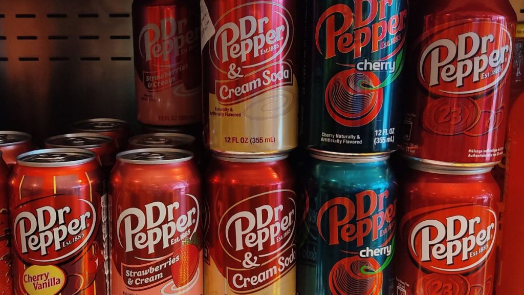 https://en.wikipedia.org/wiki/Dr_Pepper#/media/File:Cannettes_Dr_Pepper.jpg