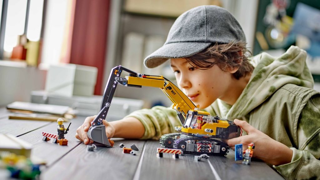 https://www.lego.com/cdn/cs/aboutus/assets/blt16615478ef52bf03/Child_Playing_With_LEGO_Toys_60420_LEGO_City_Lifestyle.jpg