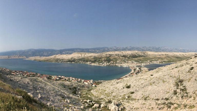 https://hr.wikipedia.org/wiki/Pag_(grad)#/media/Datoteka:On_the_way_to_island_of_Pag.jpg