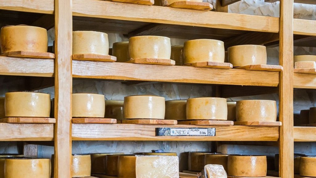 https://hr.wikipedia.org/wiki/Pa%C5%A1ki_sir#/media/Datoteka:20140507_Pa%C5%A1ki_sir_cheese_from_Pag.jpg