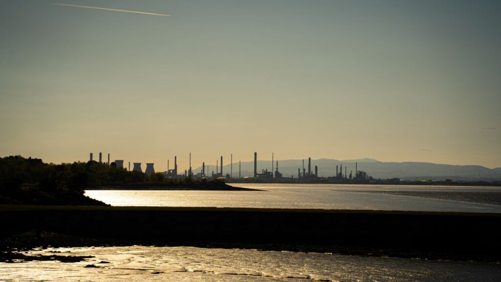 Industrijsko postrojenje uz obalu / Foto: Alpha Perspective / Unsplash