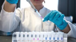 Laboratorijska analiza uzoraka, Ilustracija: Julia Koblitz/Unsplash