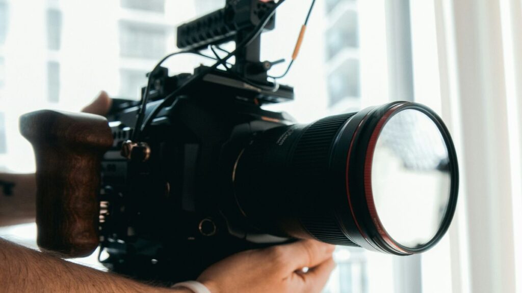 Profesionalna kamera za snimanje fotografija i videosadržaja. Foto: Kyle Loftus / Unsplash