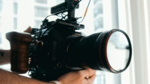 Profesionalna kamera za snimanje fotografija i videosadržaja. Foto: Kyle Loftus / Unsplash