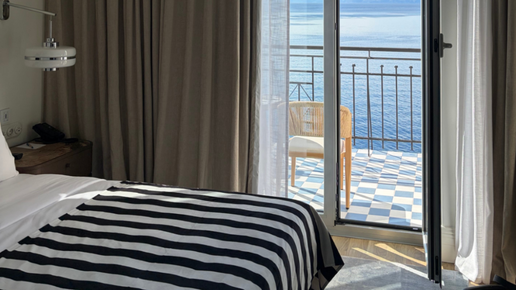 Obnovljena soba hotela Jadran na riječkim Pećinama s balkonom i pogledom na Kvarner / Foto: Jadran hoteli Rijeka