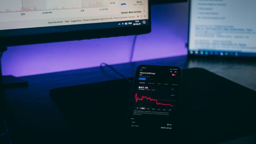 Praćenje burzovnih kretanja na ekranima. Foto: Dimitris Chapsoulas / Unsplash