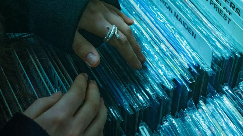 Pregledavanje vinilnih ploča, Ilustracija: Dmytro Yarish/Unsplash