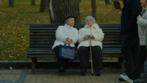 Starije osobe u parku, Foto: Eugene Chystiakov / Unsplash