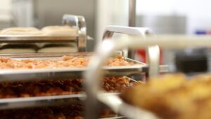 Proizvodnja i priprema hrane. Foto: Holzke Menü Essen auf Rädern / Unsplash