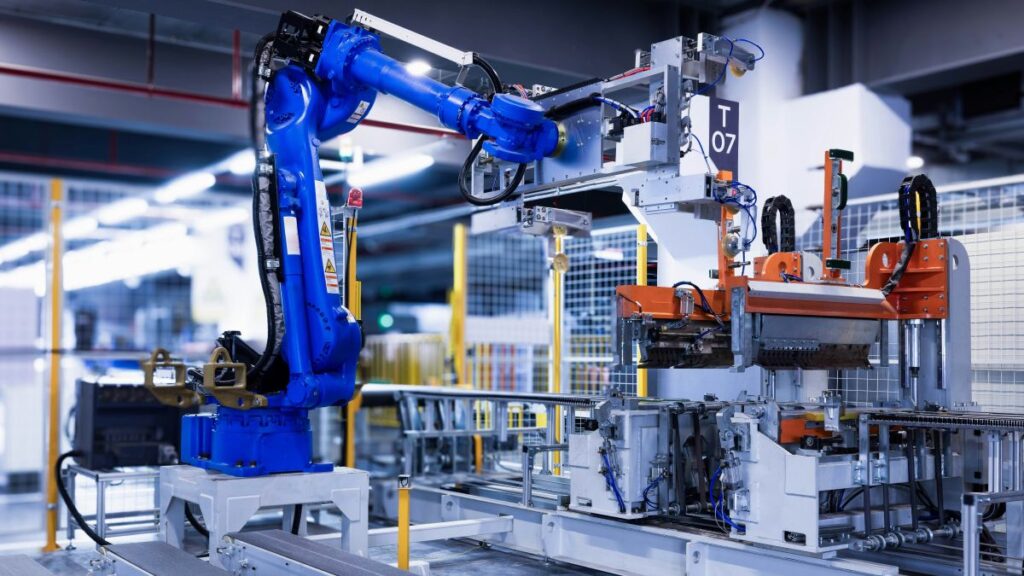 Industrijska robotska ruka u automatiziranom proizvodnom pogonu / Foto: Homa Appliances / Unsplash