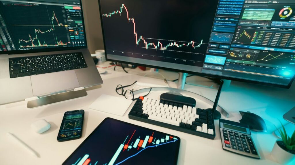 Praćenje burzovnih kretanja na financijskim platformama. Foto: Jakub Żerdzicki / Unsplash