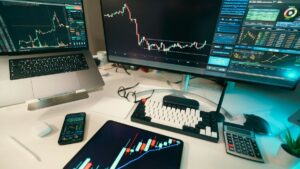 Praćenje burzovnih kretanja na financijskim platformama. Foto: Jakub Żerdzicki / Unsplash