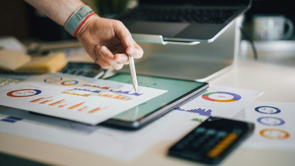 Analiza investicijskog portfelja / Foto: Jakub Żerdzicki / Unsplash