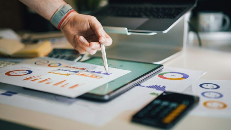 Analiza investicijskog portfelja / Foto: Jakub Żerdzicki / Unsplash