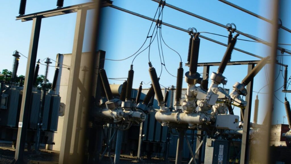 Elektroenergetsko postrojenje. Foto: Jose Manuel Esp / Unsplash