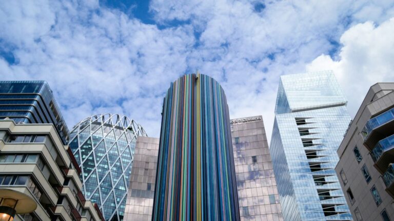 Poslovni neboderi u pariškoj financijskoj četvrti La Défense. Foto: Livia Miron / Unsplash