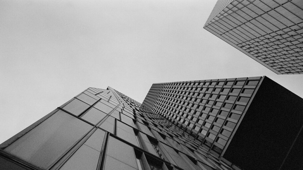 Ilustracija: Poslovni neboderi u financijskom središtu Frankfurta. Foto: Markus Spiske / Unsplash