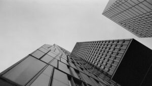 Ilustracija: Poslovni neboderi u financijskom središtu Frankfurta. Foto: Markus Spiske / Unsplash