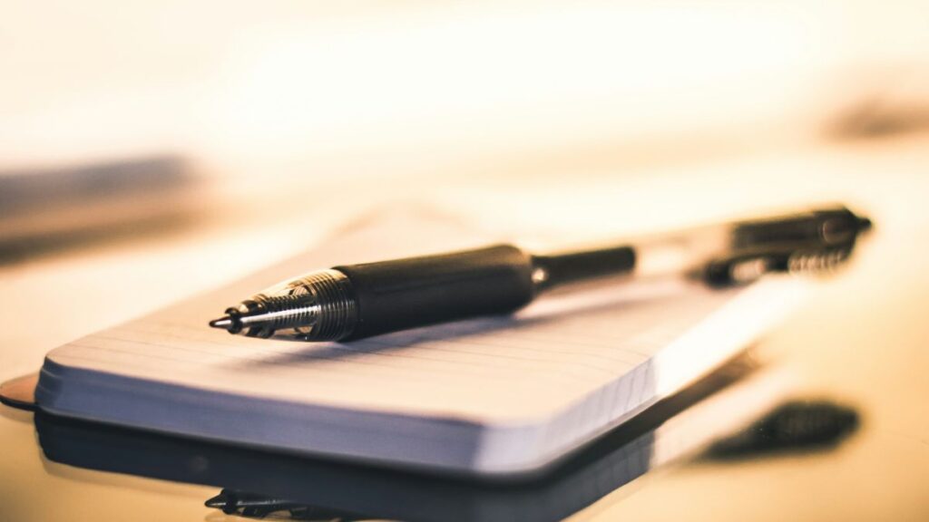 Ilustracija: Bilježnica i olovka. Foto: Steve Johnson / Unsplash